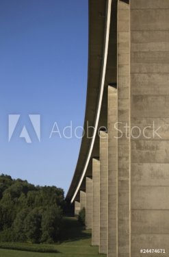 Autobahnbrücke - Bis zum Horizont