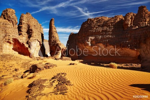 Bizarre sandstone cliffs in Sahara Desert, Tassili N'Ajjer, Alge - 900061791