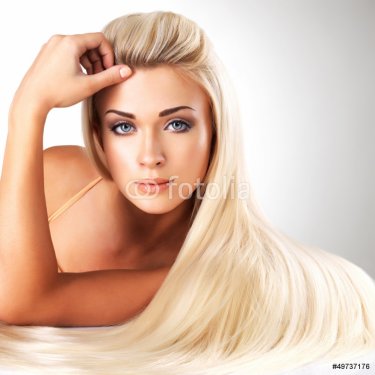 Blond woman with long straight hair - 901142990