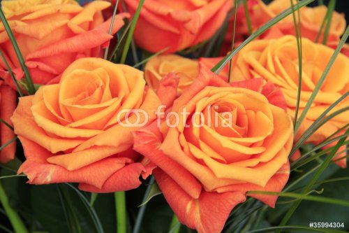 Blumenstrauß mit Rosen zum Valentinstag - 900623064