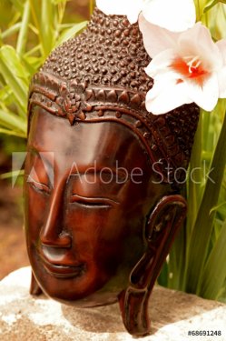Boeddha in  bamboe tuin met bloemen - 901147573