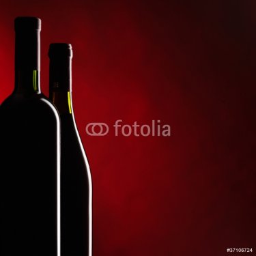 Bottle and glass of red wine - 900634868