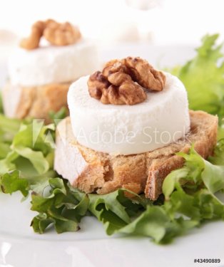 bread with goat cheese and walnut - 900573204