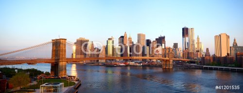 Brooklyn Bridge and Manhattan skyline in New York at sunrise - 900452473