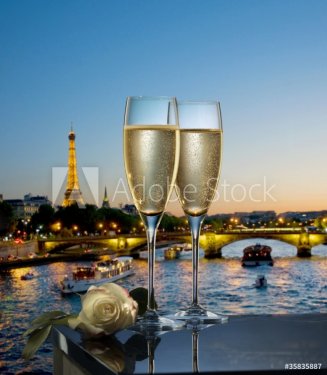 Coupes de champagne avec vue de Paris la nuit - 900066786