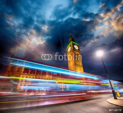 Dramatic stormy sky over Westminster Bridge in London. - 901140514