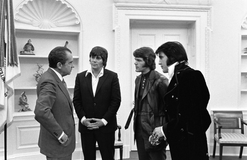 Elvis Presley, Delbert Sonny West, and Jerry Schilling meeting Richard Nixon - 901151239