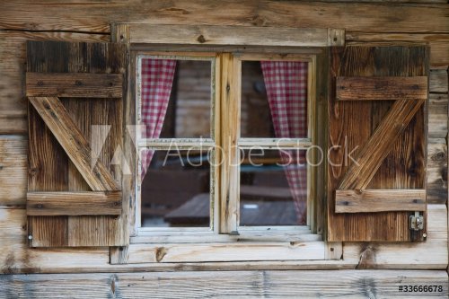 Fenster einer Berghütte in Südtirol