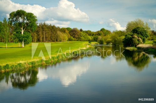 Idyllic golf course with reflection in the river - 900374711