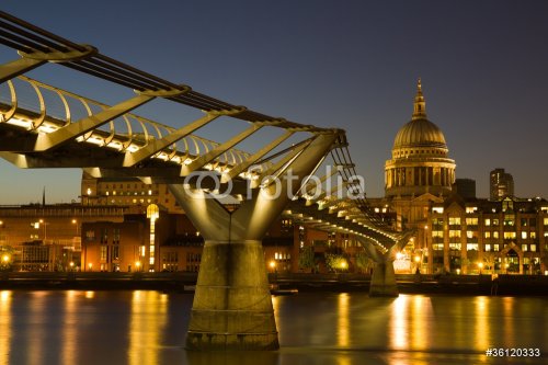 Illuminated Cityscape of London at twilight - 900302029