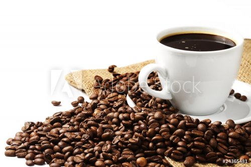 kaffeebohnen vor kaffeetasse und jutesack - 900031997