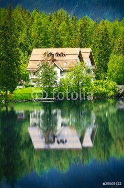 la casa sul lago in montagna
