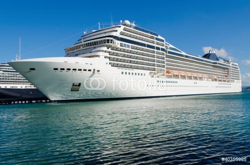 Luxury cruise ship - 900381768