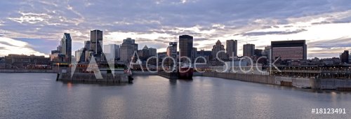 Panorama Montreal waterfront - 901141675