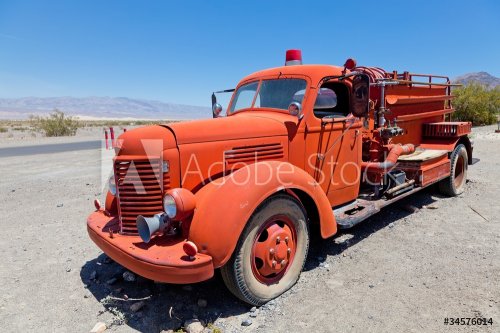 Red vintage firefigther's truck - 900458152