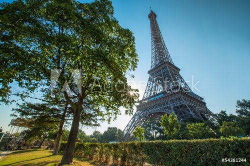 Tour Eiffel sous le soleil