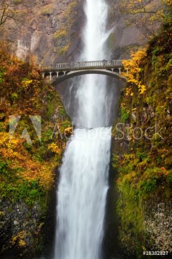 waterfall - multnomah falls in Oregon - 900451677