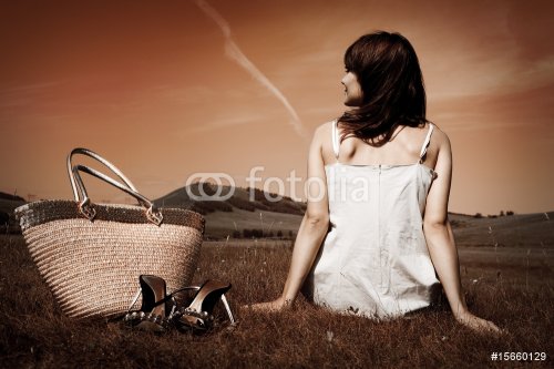 woman sit on grass - 900739504