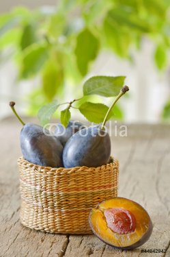 basket with plums - 900663490