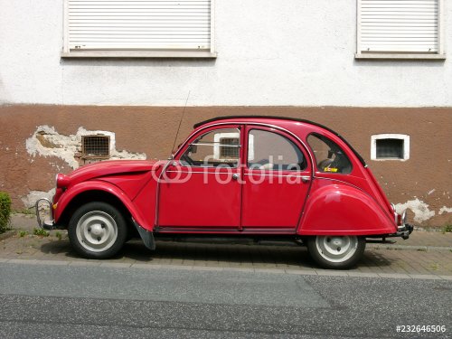 Französischer Automobil Klassiker in Rot mit vier Türen und Stoffverdeck im Sonnenschein bei den Golden Oldies in Wettenberg Krofdorf-Gleiberg bei Gießen in Hessen