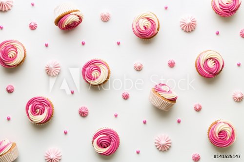 Cupcake background on white - 901155037