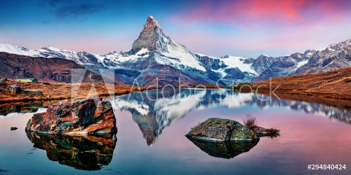 Panoramic morning view of Stellisee lake with Matterhorn. Impressive autumn s... - 901155177