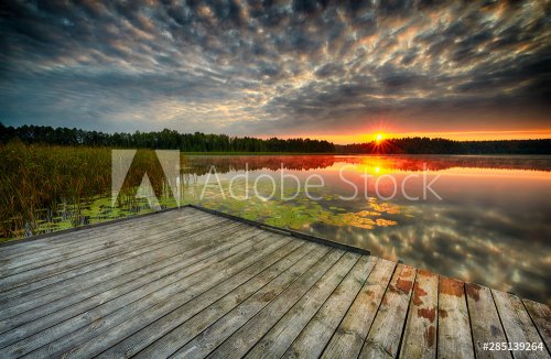 Coucher de soleil sur le lac - 901155336