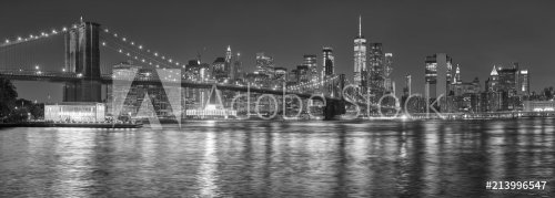Black and white picture of New York City skyline at night, USA. - 901155590