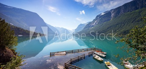 Bateaux au quai au Lac Lovatnet, Norvège - 901156175