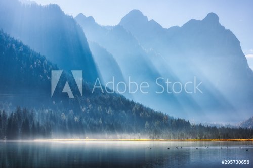Montagnes et lacs majestueux avec reflets de brume - 901156183
