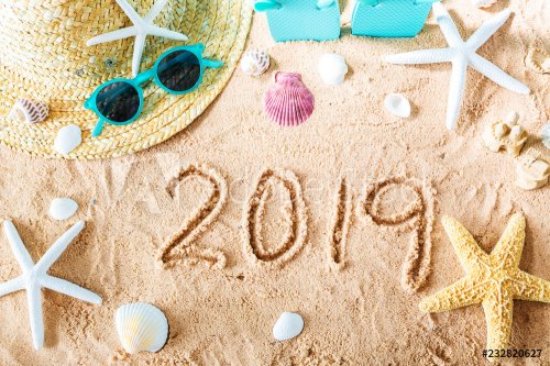 2019 text in the sand with beach accessories - 901152301