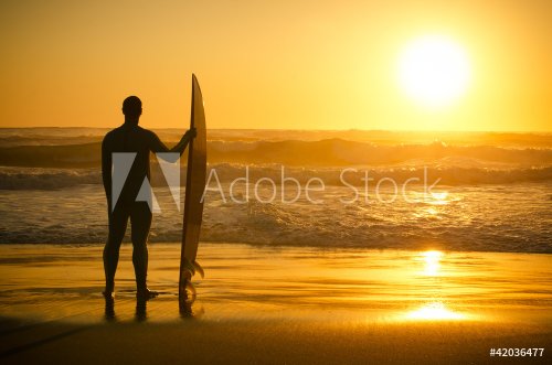 A surfer watching the waves - 900431271
