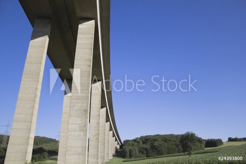 Autobahnbrücke im Sommer - 900623164
