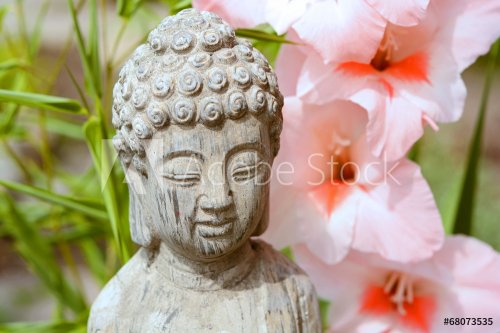 Boeddha in  bamboe tuin met bloemen - 901147572