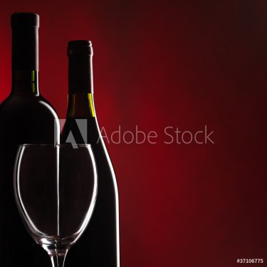 Bottle and glass of red wine - 900634867