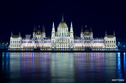 Budapest: Night View Hungarian Parliament - 900338016