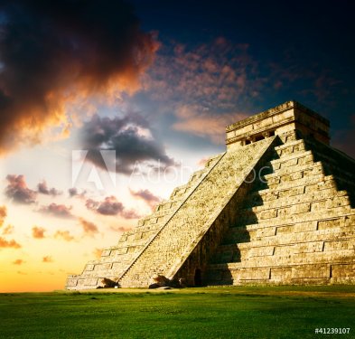 Chichen Itza Mayan Pyramid - 900398332