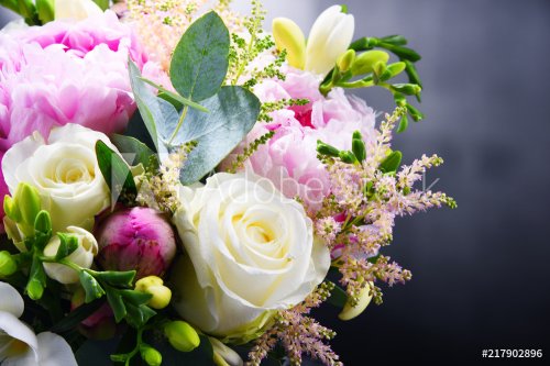 Composition with bouquet of freshly cut flowers - 901152570