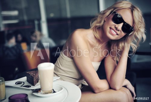 Cute blond beauty wearing sunglasses - 900436073