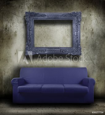 divano e quadro vintage in fondo grunge - 901100450