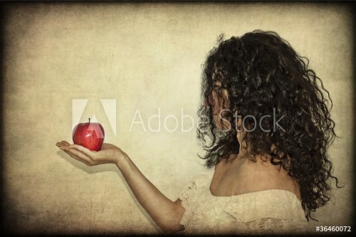 Donna che tiene una mela rossa - 900573030