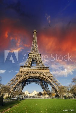 Dramatic Sky Colors above Eiffel Tower in Paris - 900440027
