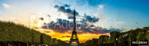 Eiffel Tower at sunset in Paris - 901144517