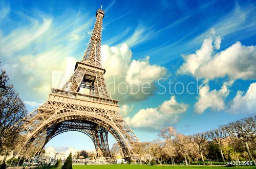 Eiffel Tower glory on a cold and sunny Winter day in Paris. - 901139078