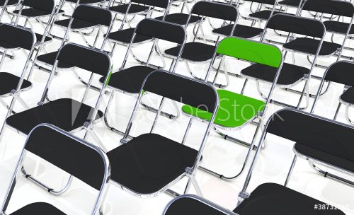 Ein grüner Klappstuhl in der Menge