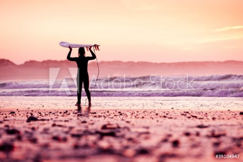 Female surfer - 901139822