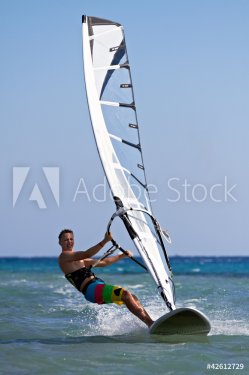 Front view of young windsurfer - 900454162
