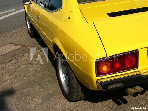Gelber italienischer Sportwagen der Luxusklasse aus den Siebziger Jahren beim... - 901153136