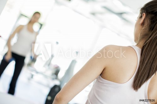 Girl at gym - 900626404