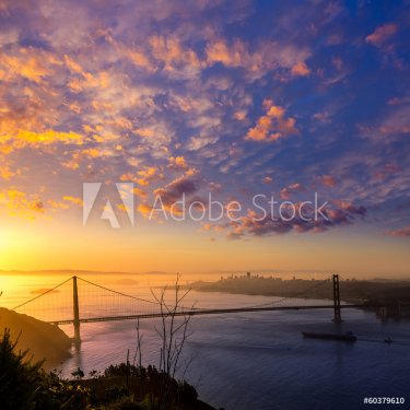 Golden Gate Bridge San Francisco sunrise California - 901141367